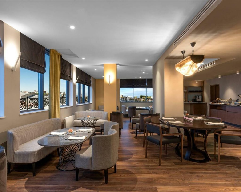 Интерьер лаунджа отеля Sheraton Nizhny Novgorod Kremlin